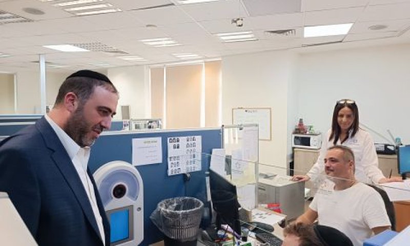 משה ארבל בלשכת רשות האוכלוסין וההגירה בירושלים