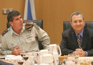 אהוד ברק עם גבי אשכנזי [צילום: דובר צה"ל]
