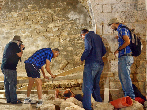 הארכיאולוגים וגלר בוחנים את מפעל המסבנה בעת שהוא מתגלה [צילום: דלילה בר רצון]