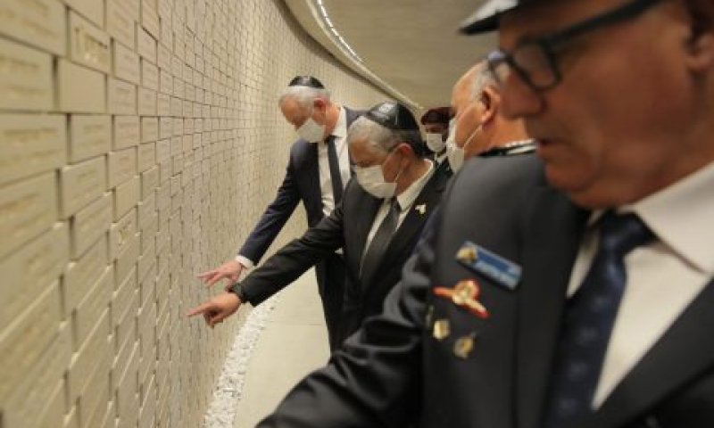שר הביטחון בטקס הקראת שמות חללי ישראל [צילום: לע"מ]