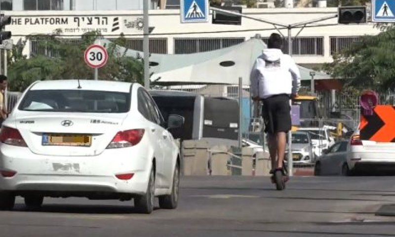 רוכב דו-גלגלי שנרשם לו דוח [צילום: דוברות המשטרה]