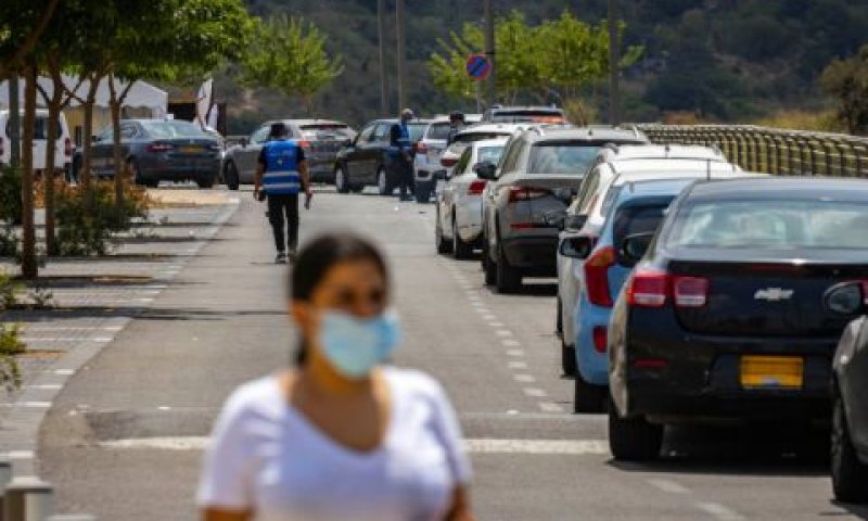 תור לבדיקת קורונה בירושלים [צילום: אוליביה פיטוסי/פלאש 90]