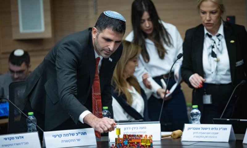 השר קרעי. מדליק נרות חנוכה בפתח הישיבה [צילום: יונתן זינדל/פלאש 90]