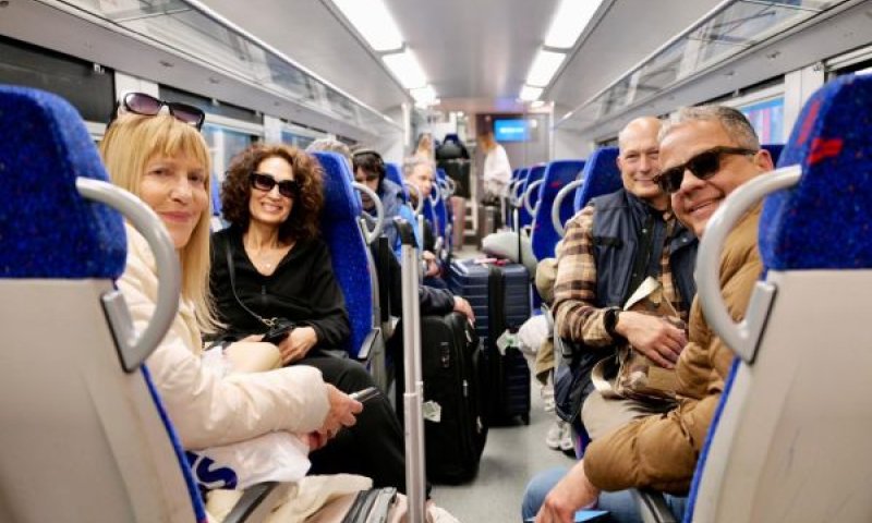 נוסעים שהגיעו בטיסת חילוץ [צילום: טל הפקות וידאו]