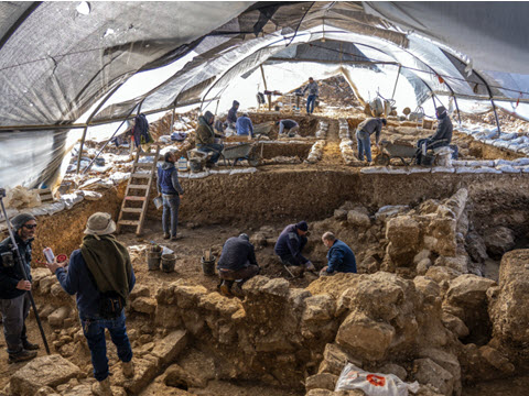 חפירת רשות העתיקות באתר מתקופת בית ראשון בארנונה מגלה…מבנים מרשימים [צילום: יניב ברמן, רשות העתיקות]