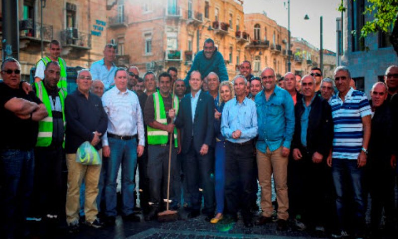ראש העיר עם עובדי התברואה [צילום: פלאש 90]