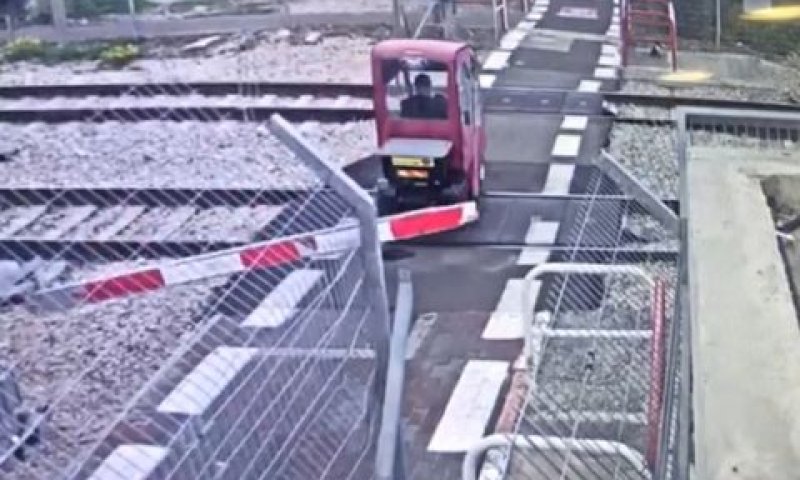 הקלנועית בשטח המסילה [מצלמת אבטחה של רכבת ישראל]
