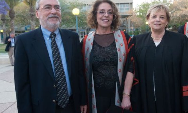 השופטת דורית ביניש, השופט אשר גרוניס ונשיאת האוניברסיטה, פרופ' רבקה כרמי [צילום: דני מכליס, אוניברסיטת בן-גוריון בנגב]