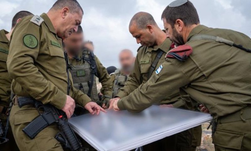 רא"ל אייל זמיר בזירת הפיגוע בשומרון [צילום: דובר צה"ל]