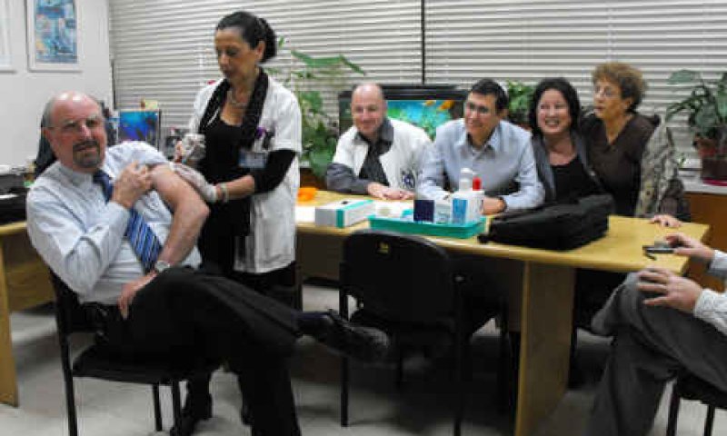 פרופ' יעקב הרט, מנהל בית החולים לוינשטיין, בעת קבלת החיסון [צילום: דוברות ביה"ח לוינשטיין]