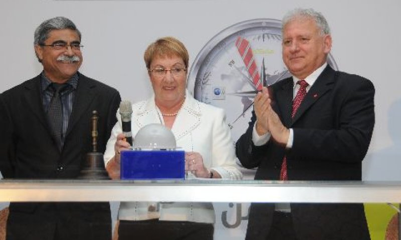 סרוסי (מימין) עם אסתר לבנון, מנכ"ל הבורסה, וראמז גראיסי, ראש עיריית נצרת [יח"צ]