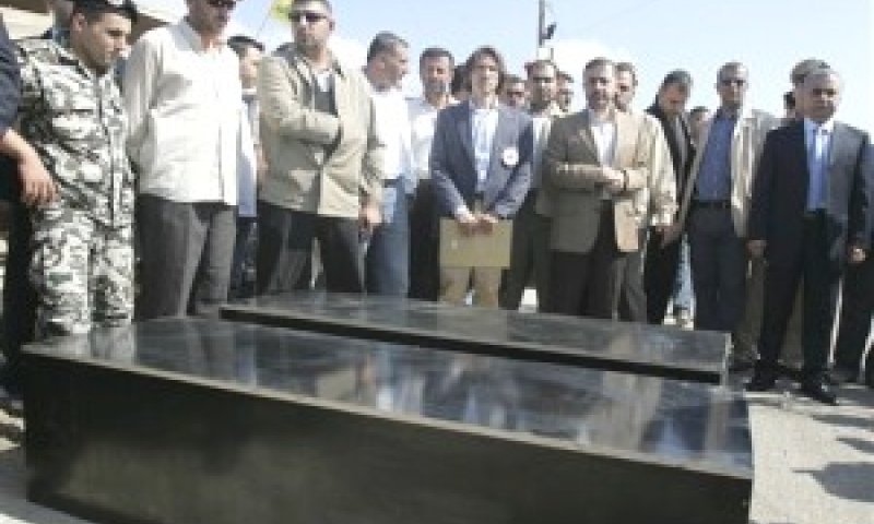 ארונותיהם של גולדווסר ורגב לפני העברתם לישראל [צילום: AP]