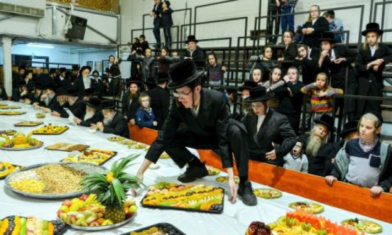 הכנות לסדר ט"ו בשבט בחסידות קרעטשניף [צילום ארכיון: יוסי זליגר/פלאש 90]