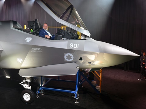 שר הביטחון ליברמן בתא הטייס של ה-F35 [צילום: אריאל חרמוני, משרד הביטחון]