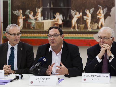 מימין: פרופ' מנואל טרכטנברג, שי פירון, פרופ' מנחם ששון [צילום: פלאש 90]