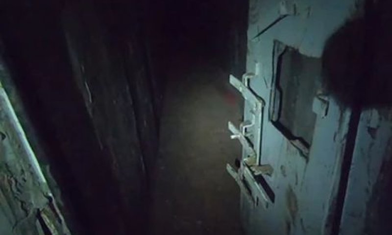 דלת ההדף שנפרצה מתחת לבית החולים שיפא [צילום: דובר צה''ל]