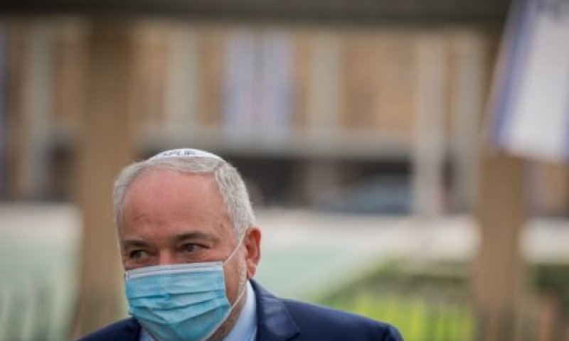 ליברמן. יורד בסקרים [צילום: יונתן זינדל/פלאש 90]