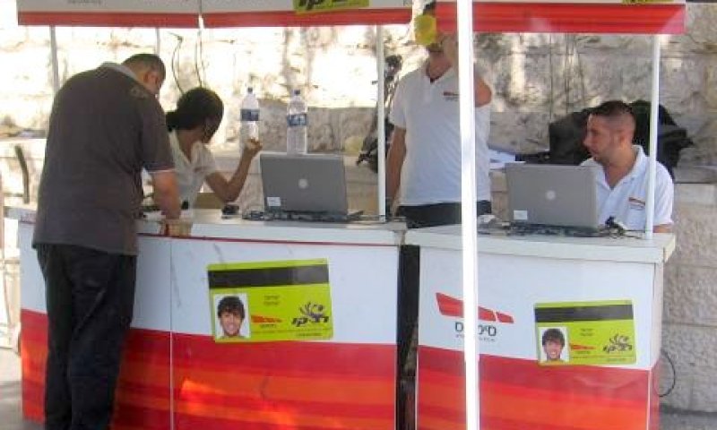עמדת הנפקת כרטיס חכם ברכבת הקלה [צילום: עידן יוסף]
