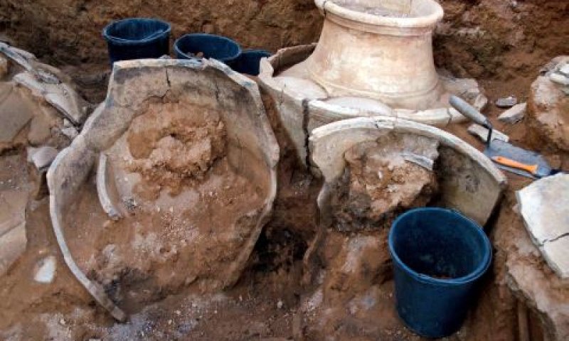 קנקני אגירה עם חיטה בתל חצור [צילום: שרון צוקרמן]