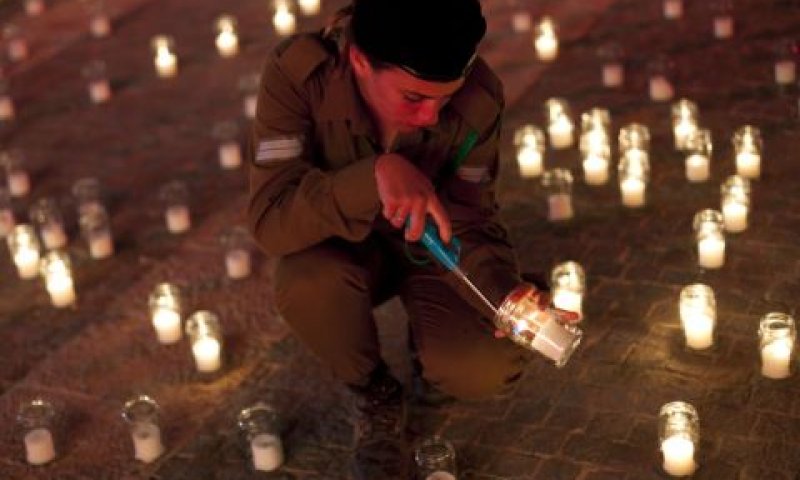 מתייחדים עם החללים. גם ברשת. [צילום: דוד וקנין/פלאש 90]