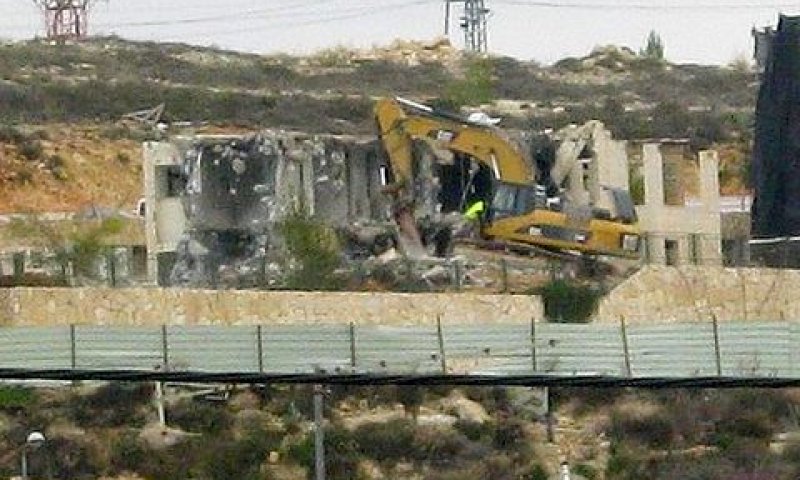 הריסת אחד המבנים על ידי דחפור