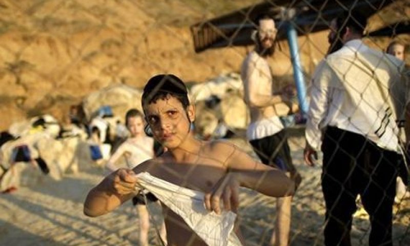 חרדים נופשים בחוף נפרד [צילום: AP]
