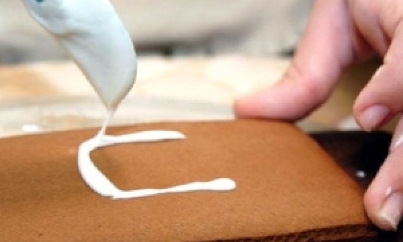 דיווח על קניית דבק מגע בכמויות [צילום: AP]