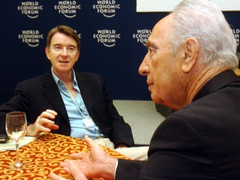 שמעון פרס ופטר מנדלסון [AP]