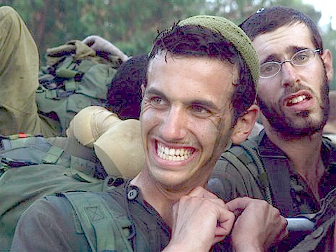 חושף שיניים [צילום: AP]