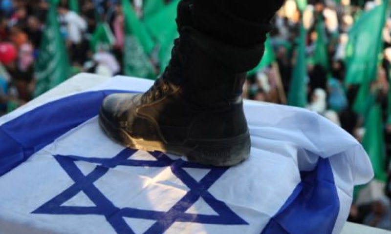 רמיסת דגל ישראל בהפגנת ניצחון של החמאס [צילום: פלאש 90]