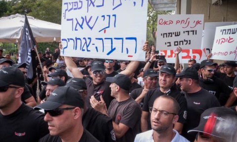 כבאים מפגינים נגד הנציב. מאבק פרסונלי [צילום ארכיון: רועי עלימה/פלאש 90]