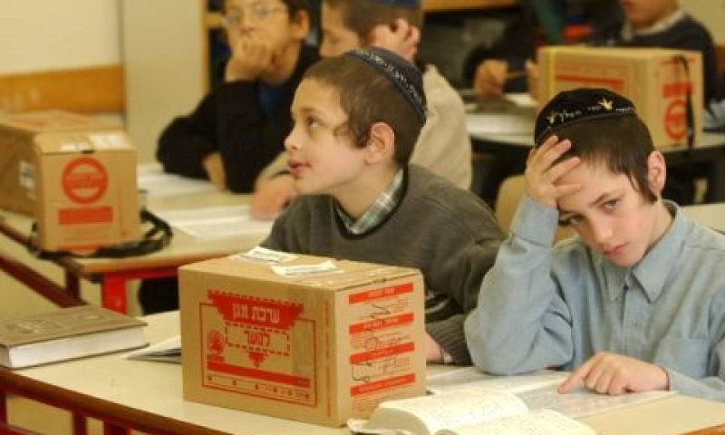 חוקיות מכירת "ערכות החרום" תיבדק [צילום: פלאש 90]