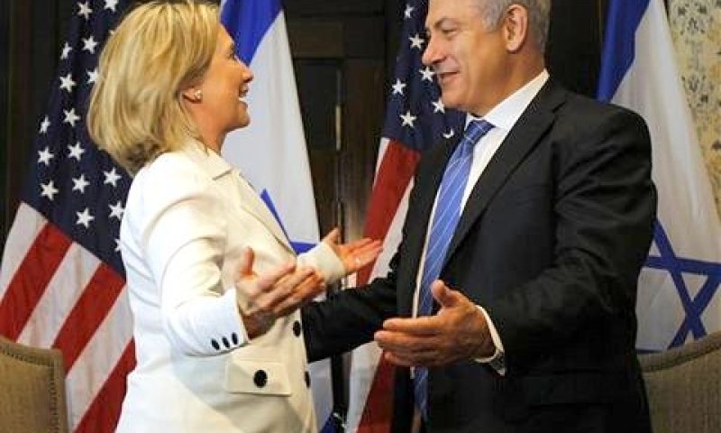 נתניהו וקלינטון מתחבקים מול המצלמות [צילום: AP]