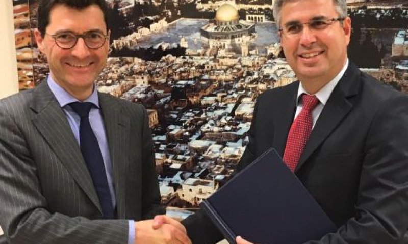 מנהל רשות המסים, משה אשר ומזכיר המדינה השוויצרי לנושאים פיננסיים בינלאומיים, יורג גאסר [צילום: רשות המסים בישראל]