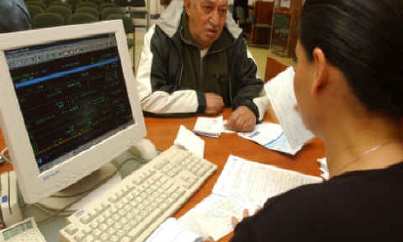 הכוח עובר לעובד [צילום: פלאש 90]