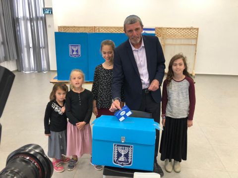 תא״ל (במיל) הרב רפי פרץ יו״ר איחוד מפלגות הימין הצביע עם משפחתו בישוב שלו נווה שבעוטף עזה