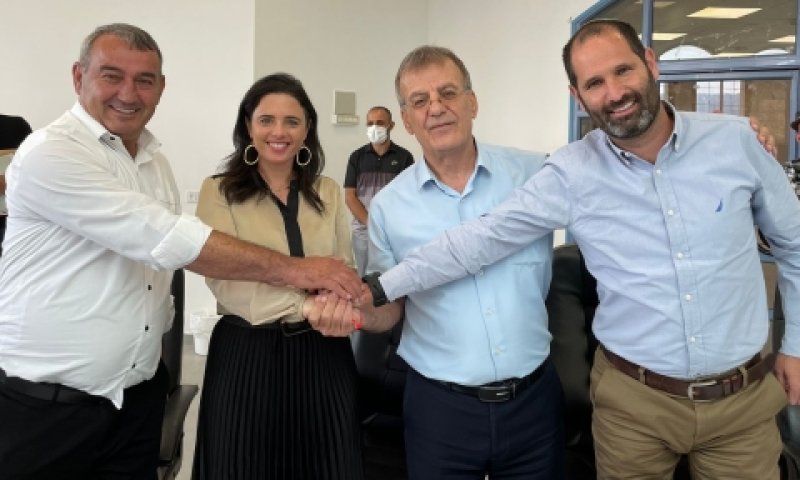 שרת הפנים, מנכ"ל משרד הפנים, וראש מועצת מע'אר היום בסאג'ור [צילום: משרד הפנים]