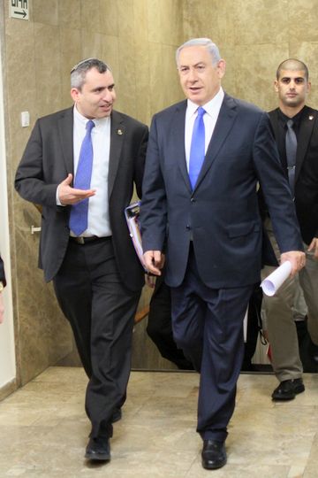 נתניהו ואלקין לפני ישיבת הממשלה [צילום: אלכס קולומויסקי]