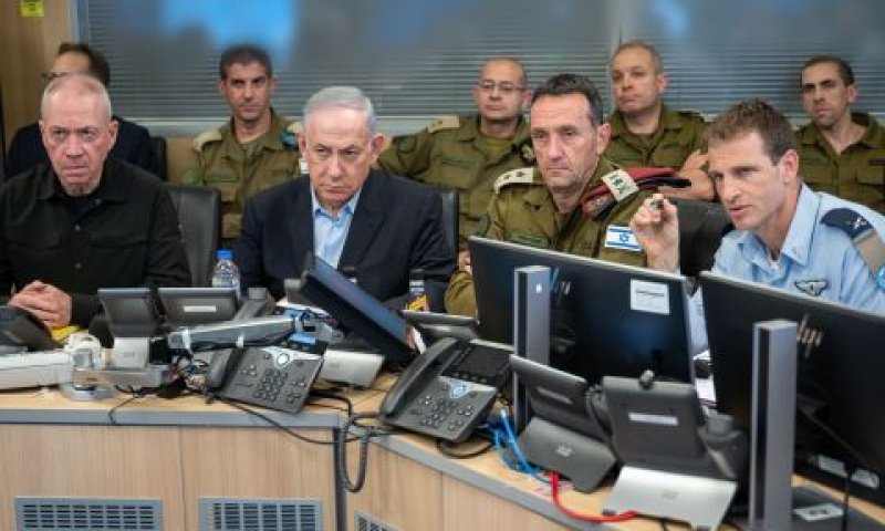 הבור בקריה בזמן התקיפה [צילום: דובר צה''ל]