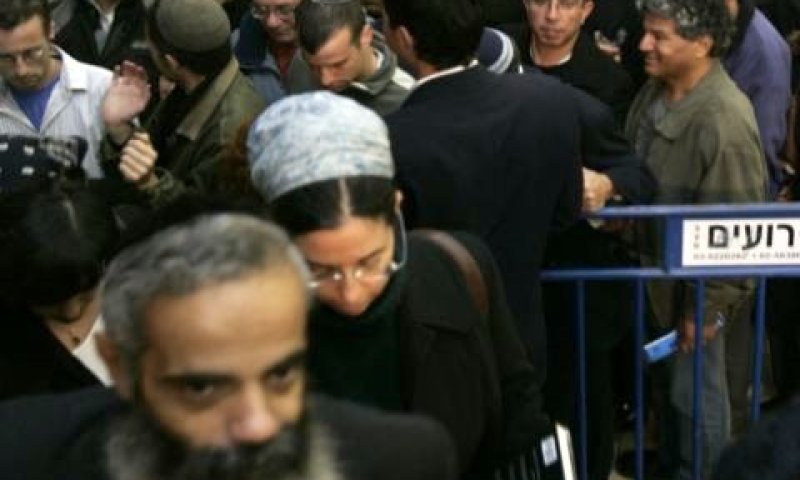 ממתינים בתור רגיל [צילום אילוסטרציה: פלאש 90]