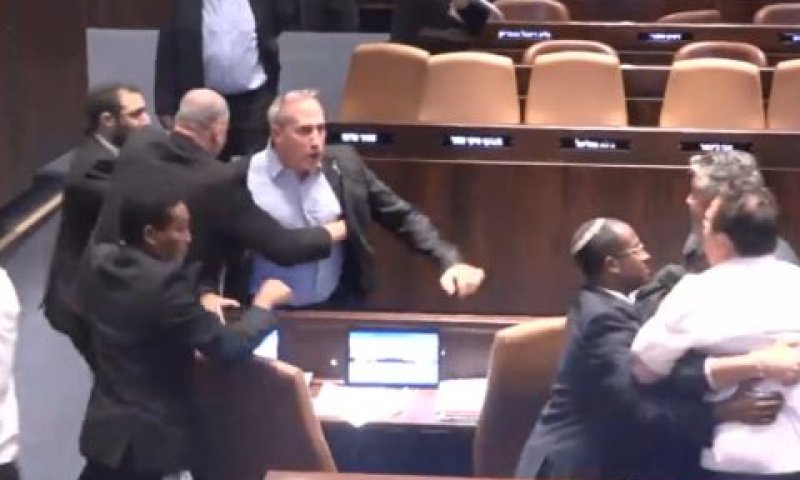 סדרנים משתלטים על חברי הכנסת מילביצקי, עודה ועטאונה[צילום: ערוץ כנסת]