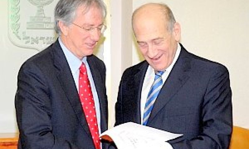 ראש הממשלה אהוד אולמרט מקבל את דו"ח המכון למדיניות העם היהודי מידי דניס רוס, במשרד ראש הממשלה בירושלים [צילום: לע"מ]