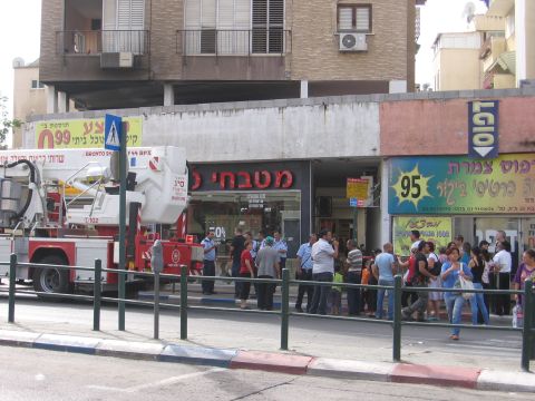 סקרנים בזירה [צילום: מחלקה ראשונה]