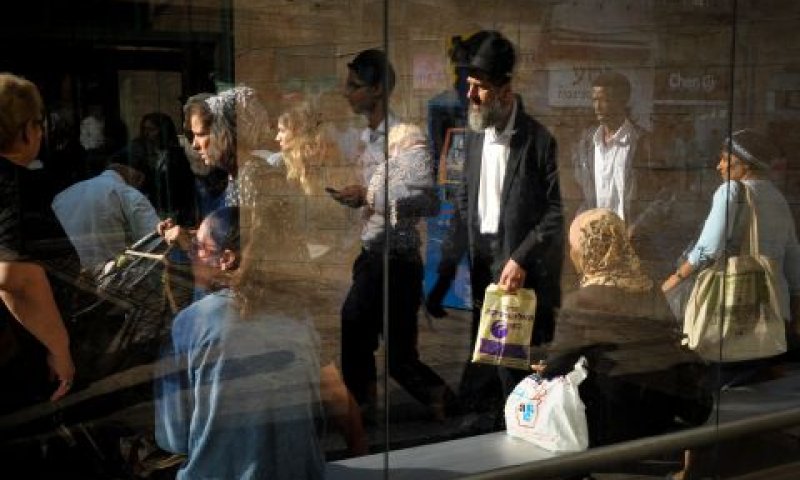 נוסעים בתחנה במחנה יהודה [צילום: סרג' אטאל/פלאש 90]