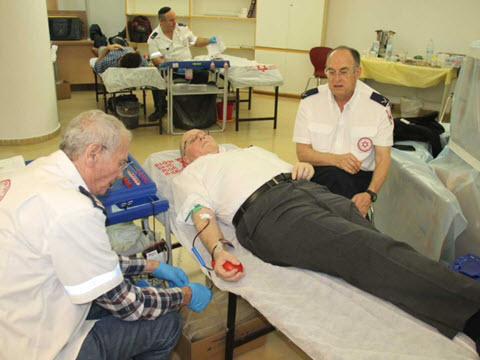השופט אליקים רובינשטיין תורם דם [צילום: דוברות מד"א]