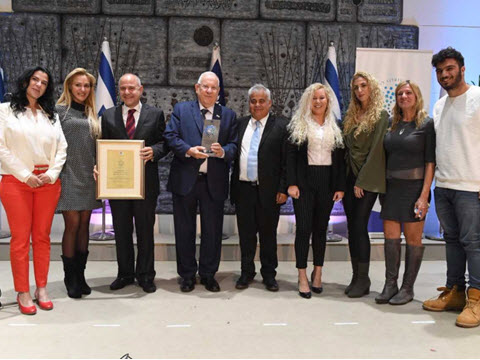 נשיא המדינה ראובן (רובי) ריבלין עם ראש העיר דימונה בני ביטון והזוכים מבית הספר הרב תחומי עמל ע"ש זינמן דימונה [צילום: מארק ניימן/ לע"מ]