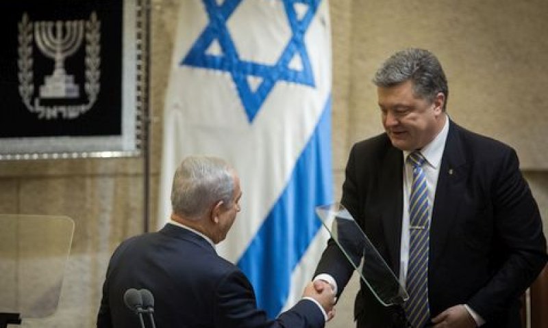 פורושנקו ונתניהו בלחיצת יד [צילום: הדס פרוש/פלאש 90]