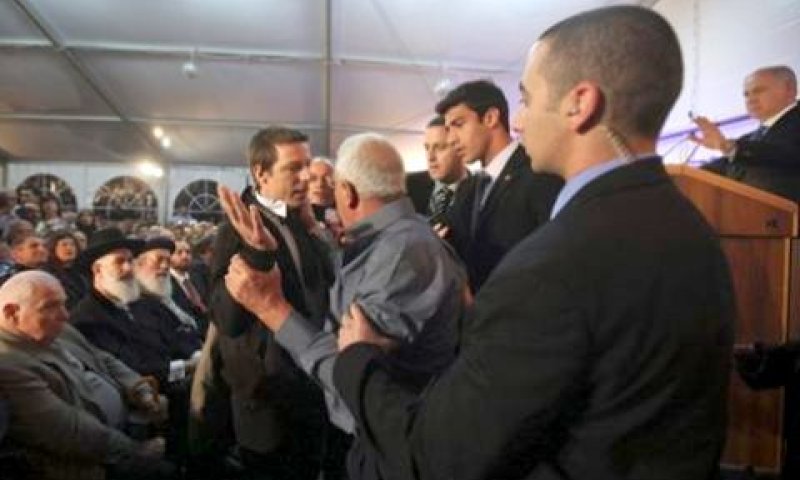 הסערה באזכרה בבית אורן [צילום: AP]