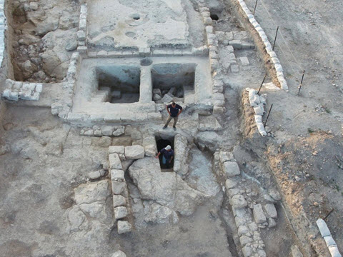 מבט אווירי: גתות ולידן מקווה טהרה נחשפו באתר אושה העתיקה [צילום: אסף פרץ, רשות העתיקות]