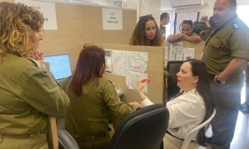 ח"כ טלי גוטליב מקבלת הסבר [צילום: דוברות הכנסת]